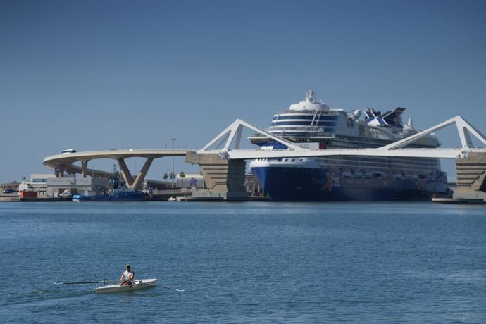 Un creuer darrere el pont Porta d'Europa