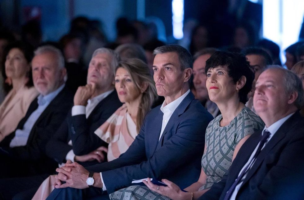(i-d) El ministro de Política Territorial y Memoria Democrática, Ángel Víctor Torres, el ministro de Interior, Fernando Grande-Marlaska, la vicepresidenta segunda y ministra de Trabajo, Yolanda Díaz, el presidente del Gobierno, Pedro Sánchez