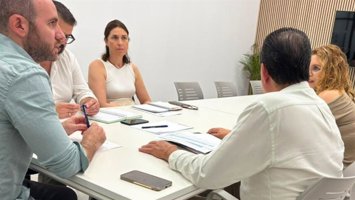 El delegado de Habitat Urbano de Alcalá de Guadaíra (Sevilla), David Delgado, y técnicos de su delegación en una reunión con los responsables de Endesa.