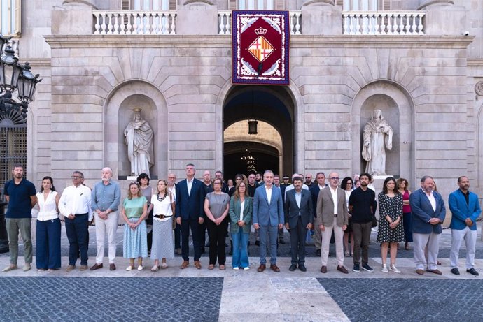 Minut de silenci davant l'Ajuntament de Barcelona pel foc de Los Gallardos (Almeria)