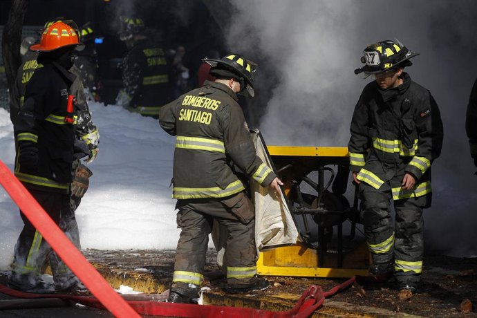Santiago, 21 de Abril 2023. Un incendio  se registra en una camara electrica   en la calle de guardia vieja con Barcelona  en la comuna de Providencia. Jonnathan Oyarzun/Aton Chile