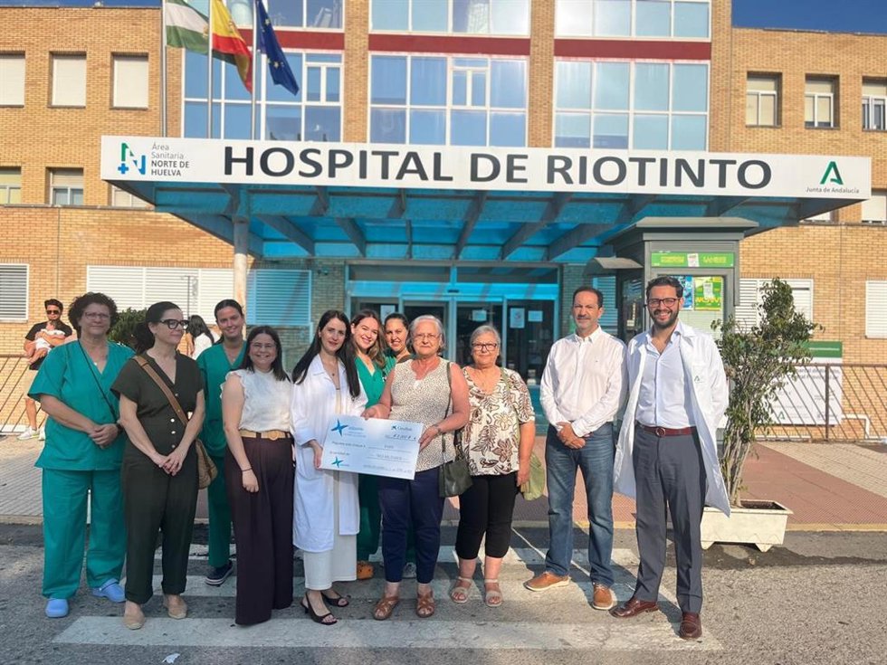Entrega de una nueva donación económica de 3.000 euros dirigida a promover la investigación biomédica por parte de la Asociación contra el Cáncer Virgen del Prado de Higuera de la Sierra (Acocavipra).