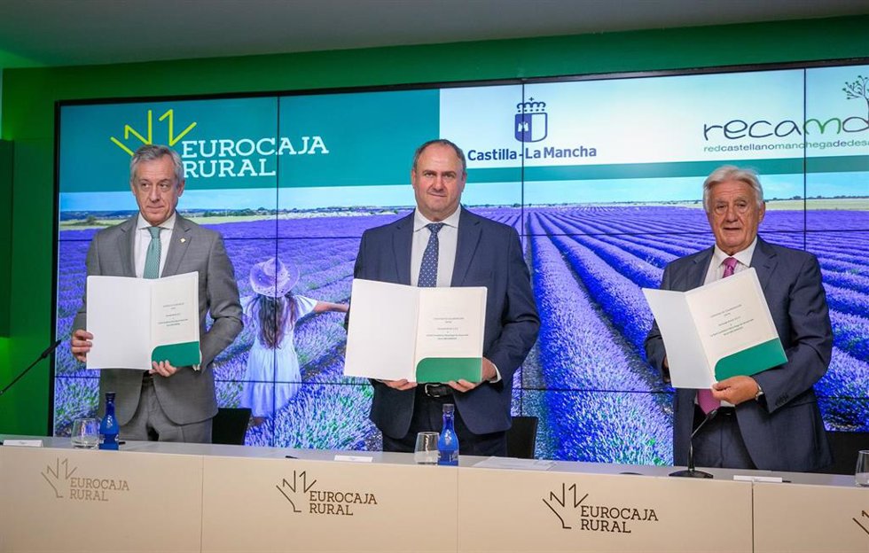 El consejero de Agricultura, Ganadería y Desarrollo Rural, Julián Martínez Lizán, en la firma del convenio de colaboración entre Eurocaja Rural y la Red Castellano Manchega de Desarrollo Rural Recamder.