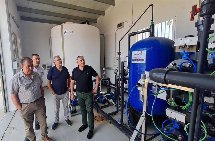El presidente de la Diputación de Zamora en la visita a la estación de tratamiento de agua de Almaraz de Duero.