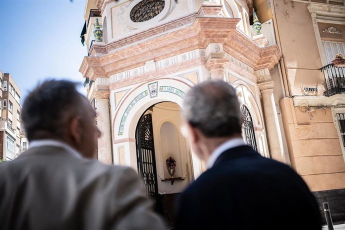 El alcalde de Málaga, Francisco de la Torre, visita la rehabilitación de la capilla de la Hermandad de Culto y Procesión de Nuestro Padre Jesús del Rescate y María Santísima de Gracia, que se ubica en calle Agua en el Distrito Centro.