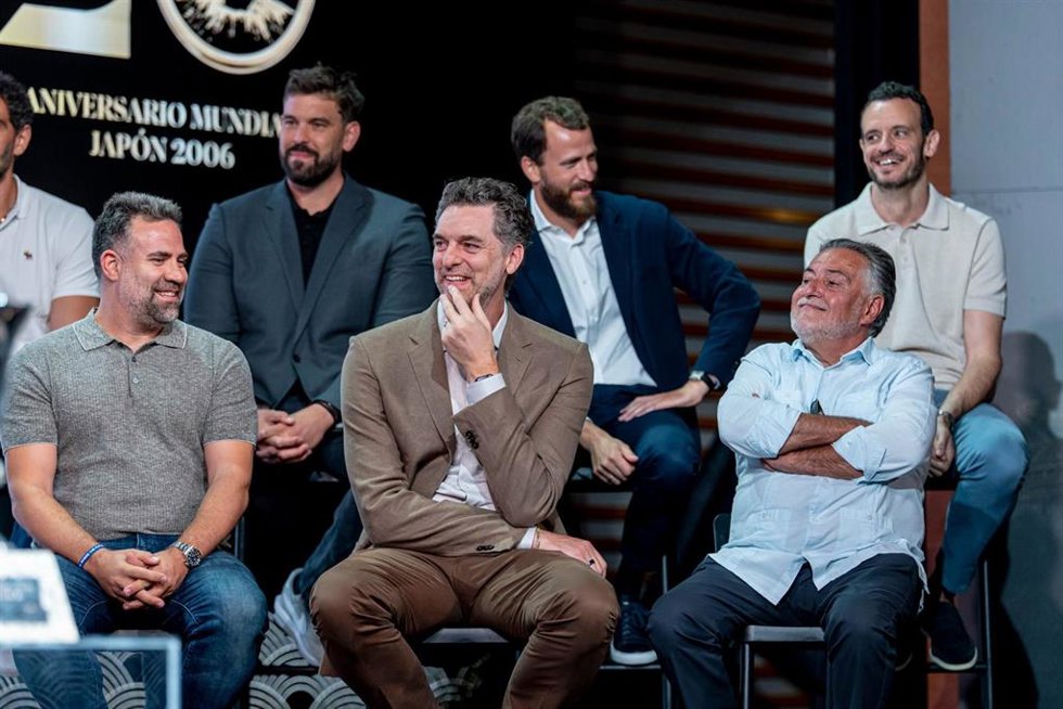 El expívot internacional Pau Gasol en el acto de homenaje de la FEB por el vigésimo aniversario del Mundial de baloncesto ganado en Japón en 2006.