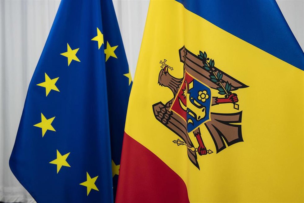 Archivo - Banderas de la Unión Europea y de Moldavia