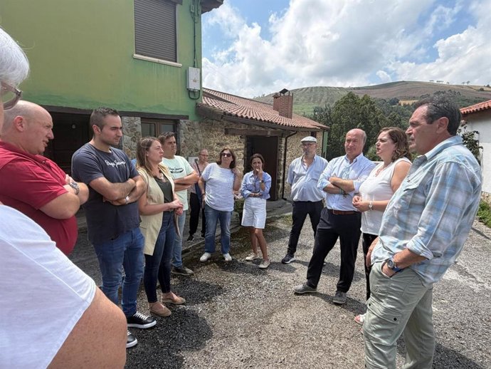 El diputado del PP Luis Venta y la alcaldesa de Tineo, Montse Fernández, con los vecinos del pueblo de Tineo afectado por una plaga de gusanos.