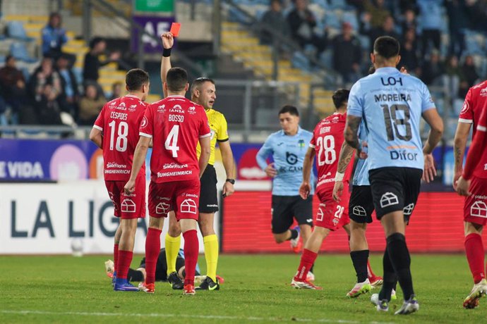 Futbol, O’Higgins vs Nublense Semifinal, Copa de la Liga 2026  El arbitro Diego Flores le muestra tarjeta roja al jugador de Nublense Diego Cespedes, durante el partido Semifinal de Copa de la Liga frente a O’Higgins realizado en el Estadio Codelco El