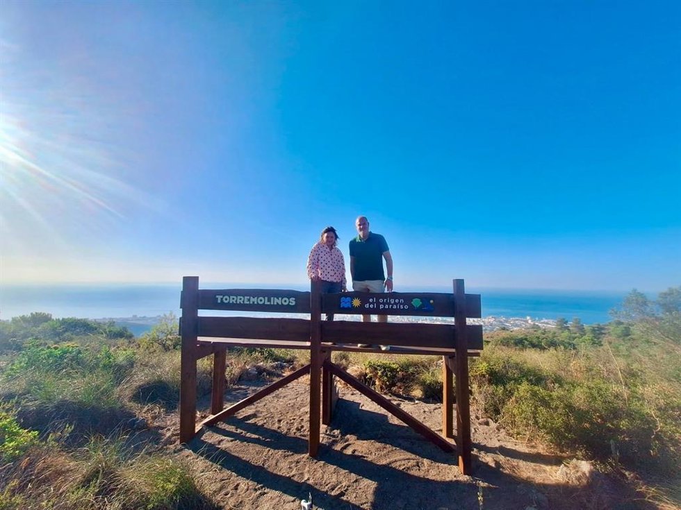 La alcaldesa de Torremolinos, Margarita del Cid, junto con el concejal de Medio Ambiente, Francisco Cerdán, visitando uno de los nuevos bancos panorámicos instalados.