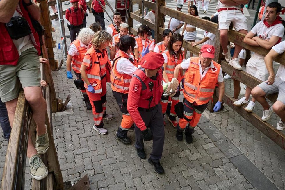 Uno de los heridos atendidos por voluntarios de Cruz Roja en el séptimo encierro de los Sanfermines de 2026