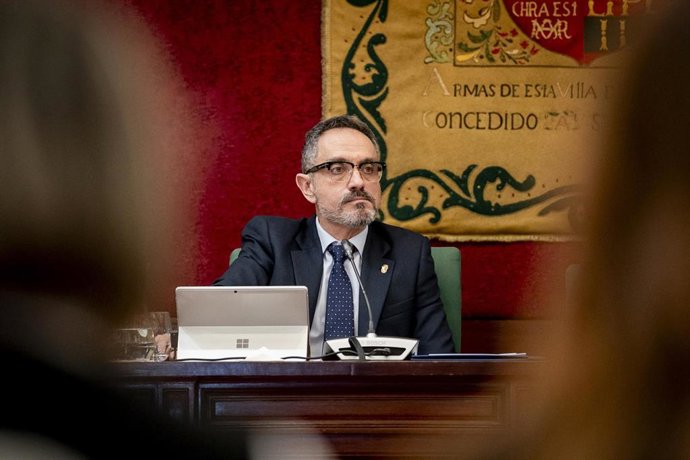 Archivo - El alcalde de Móstoles, Manuel Bautista, durante un pleno extraordinario en el Ayuntamiento de Móstoles