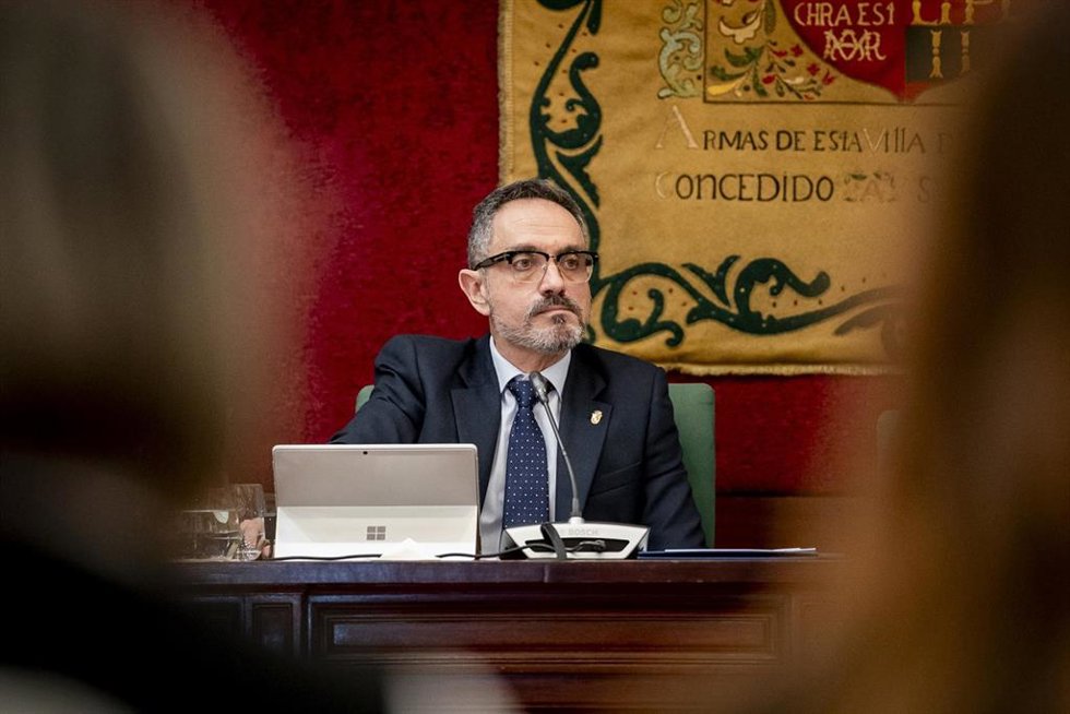 Archivo - El alcalde de Móstoles, Manuel Bautista, durante un pleno extraordinario en el Ayuntamiento de Móstoles