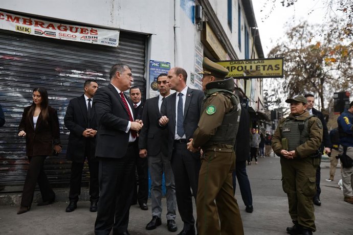 Santiago, 9 de julio de 2026.  El ministro de Seguridad Martin Arrau junto al alcalde de Santiago Mario Desbordes participan de una fiscalizacion en el Barrio Comercial 10 de Julio  Diego Martin/Aton Chile