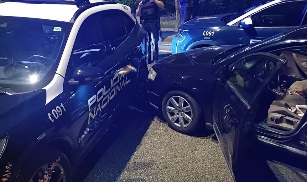 Estado de los coches policiales tras el impacto con el vehículo
