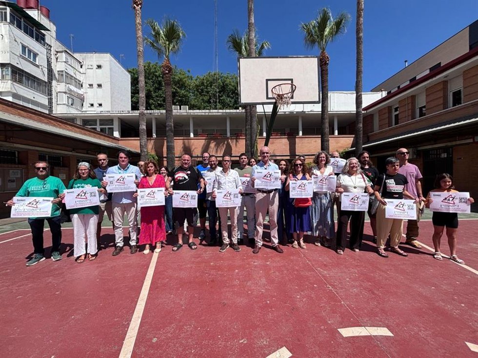 Concentración contra supresión de líneas en el IES Triana de Sevilla.