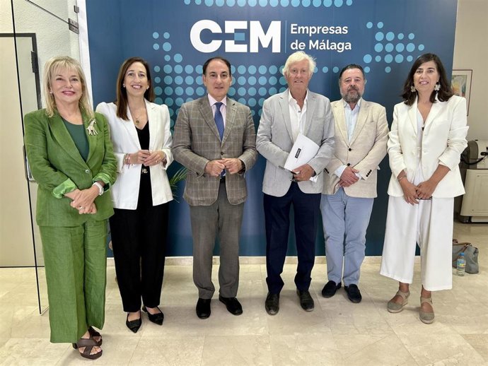 Fátima Cortes Leotte, cónsul de Uruguay; Natalia Sánchez Romero, vicepresidenta ejecutiva y secretaria general de CEM; Javier González de Lara y Sarria, presidente de CEM; José Luis Ramos Luque, decano del Cuerpo Consular en Málaga y cónsul de Rumanía