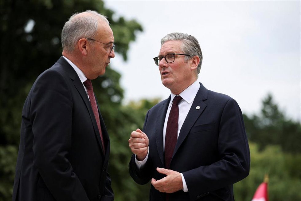 16 June 2026, France, Evian: UK Prime Minister Sir Keir Starmer (R) meets with Switzerland's Federal President Guy Parmelin on the sidelines of the G7 summit in Evian. Photo: Isabel Infantes/PA Wire/dpa