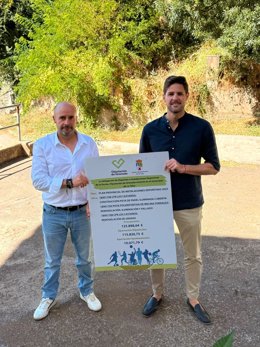 El diputado provincial de Deportes e Instalaciones Deportivas de Granada, Eric Escobedo, y el alcalde de La Taha, José Antonio García.