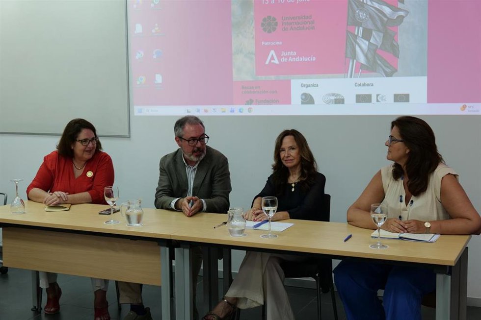 Foto de la mesa redonda del curso '40 años de Andalucía en Europa' con la presencia de Isabel Jiménez, Juan Espadas, Teresa Jiménez Becerril y Elvira Saint-Gerons