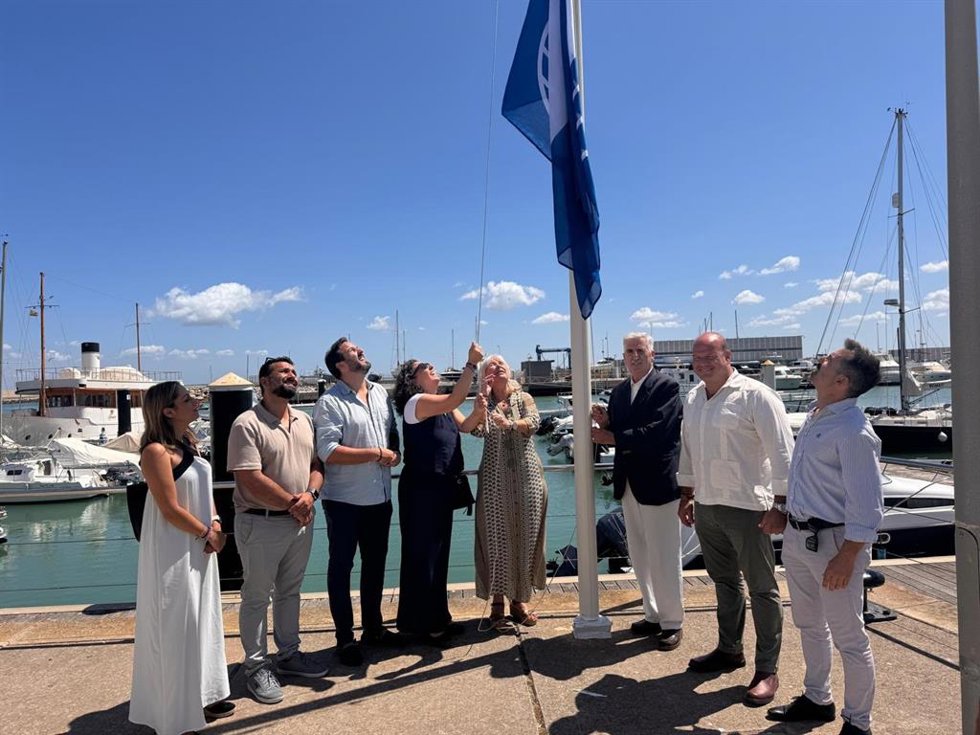 La delegada de la Junta en Cádiz, Mercedes Colombo, en el izado de la bandera azul en el puerto de Chipiona.