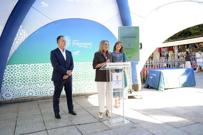 La alcaldesa de Granada, Marifrán Carazo, hace balance del primer semestre de gestión del nuevo servicio de limpieza urbana y recogida de residuos.
