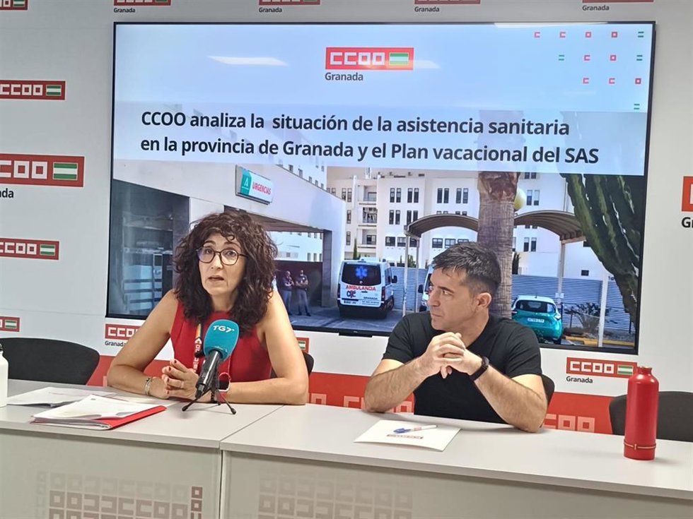 El secretario general de CCOO de Granada, Daniel Mesa, y la secretaria general del sindicato de Sanidad y Sectores Sociosanitarios de CCOO Granada, María Ángeles Carranza.