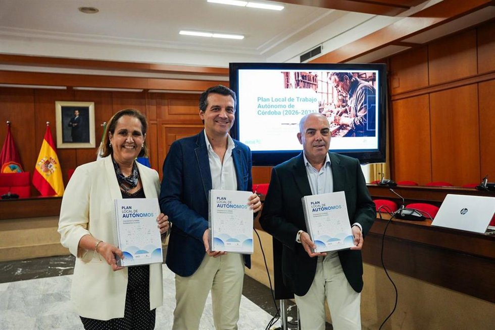 Bellido (centro), Torrent y Amor presentan el Plan Local de Trabajo Autónomo de Córdoba (2026-2031).