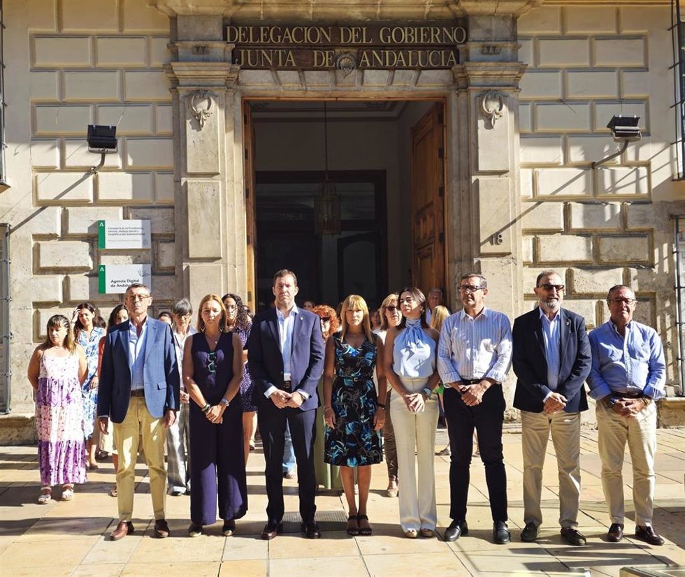 La delegada territorial de Igualdad de Málaga, Ruth Sarabia, tras el minuto de silencio por el crimen machista de Mijas en la puerta de la Delegación del Gobierno