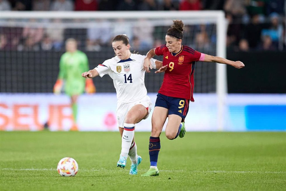 Archivo - Sam Coffey, de Estados Unidos, intenta regatear a la futbolista de la selección española Esther González, en un amistoso. 