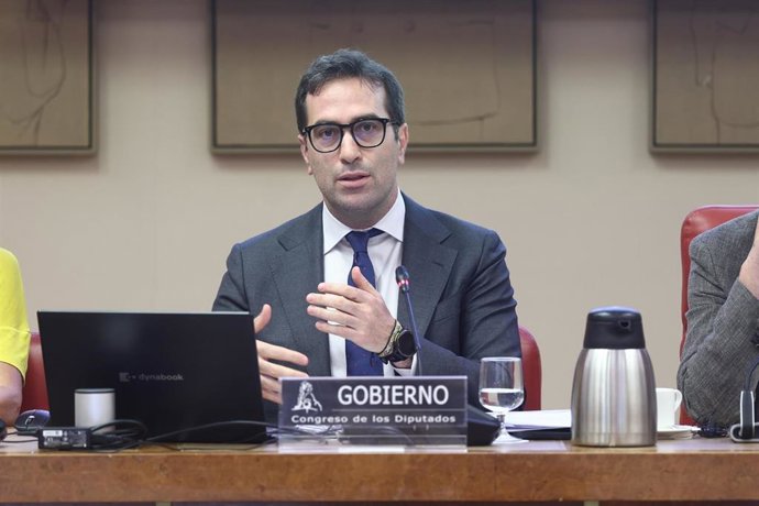 El vicepresidente primero del Gobierno y ministro de Economía, Comercio y Empresa, Carlos Cuerpo, durante la celebración de la sesión extraordinaria de la Comisión Mixta para la Unión Europea, a 8 de julio de 2026, en Madrid (España). 