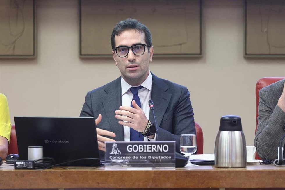 El vicepresidente primero del Gobierno y ministro de Economía, Comercio y Empresa, Carlos Cuerpo, durante la celebración de la sesión extraordinaria de la Comisión Mixta para la Unión Europea, a 8 de julio de 2026, en Madrid (España). 