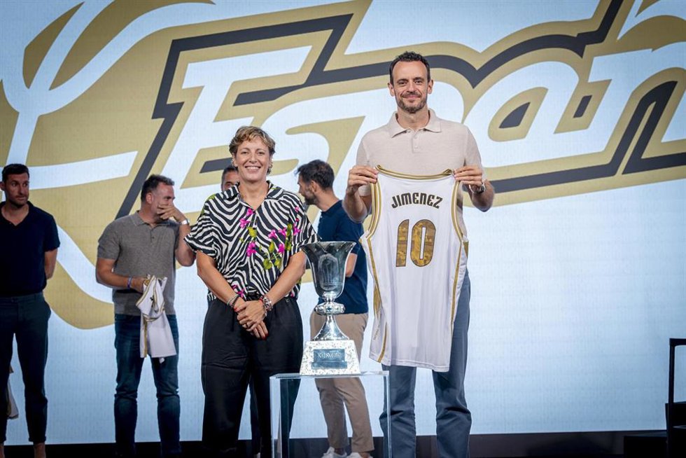 La presidenta de la FEB, Elisa Aguilar, y el exjugador de la selección española Carlos Jiménez, campeón del mundo en 2006.