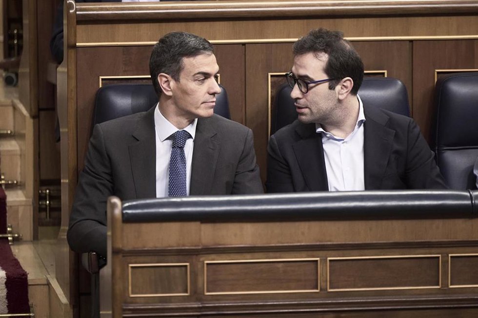 Archivo - Pedro Sánchez y Carlos Cuerpo, en el hemiciclo