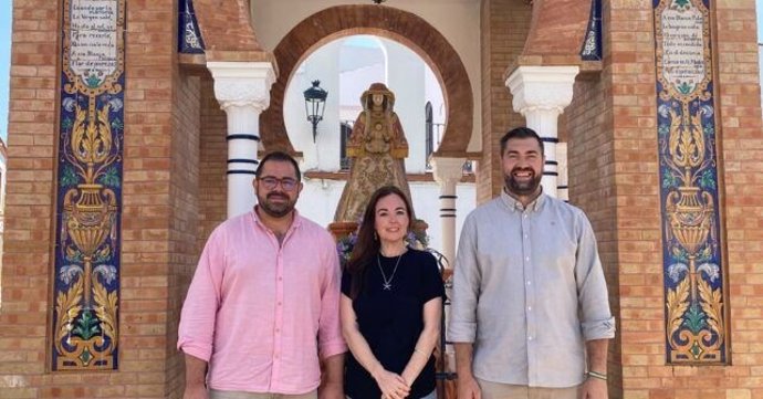 Concejales del PSOE de La Palma del Condado junto al templete de la Virgen del Rocío.