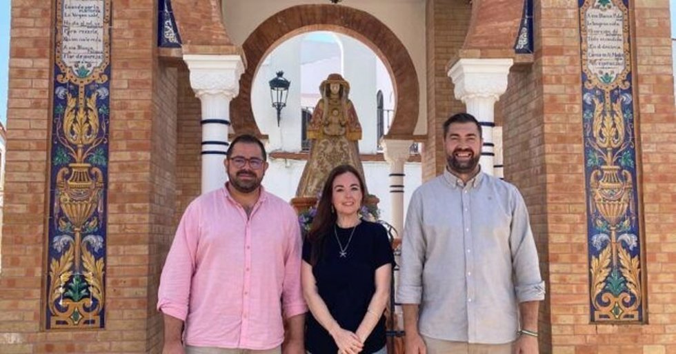 Concejales del PSOE de La Palma del Condado junto al templete de la Virgen del Rocío.