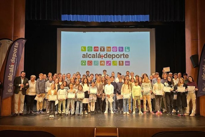 Entrega de diplomas a jóvenes en un evento de 'alcalá+deporte', organizado por el Ayuntamiento de Alcalá de Guadaíra (Sevilla). Foto de archivo.