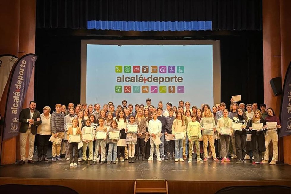 Entrega de diplomas a jóvenes en un evento de 'alcalá+deporte', organizado por el Ayuntamiento de Alcalá de Guadaíra (Sevilla). Foto de archivo.