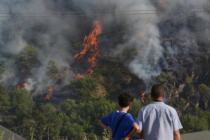 Vista del incendio forestal de Ribas de Sil, a 12 de julio de 2026, en Ribas de Sil, Lugo, Galicia (España). 