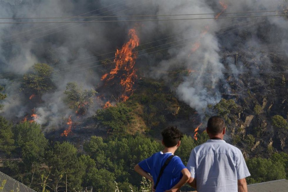 Vista del incendio forestal de Ribas de Sil, a 12 de julio de 2026, en Ribas de Sil, Lugo, Galicia (España).