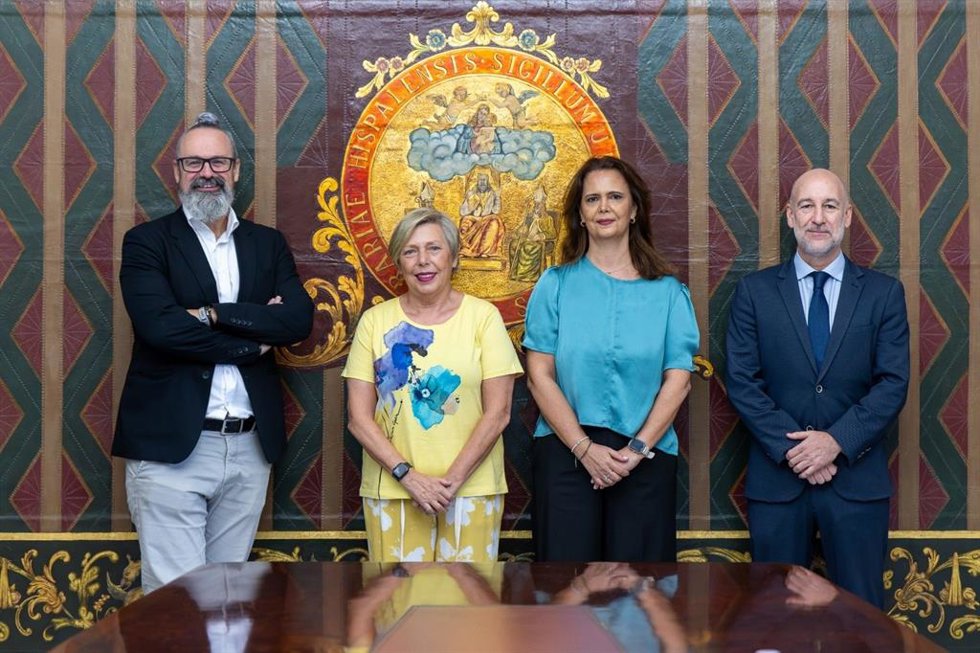 La firma del acuerdo de colaboración se ha producido en el Rectorado de la Universidad de Sevilla.