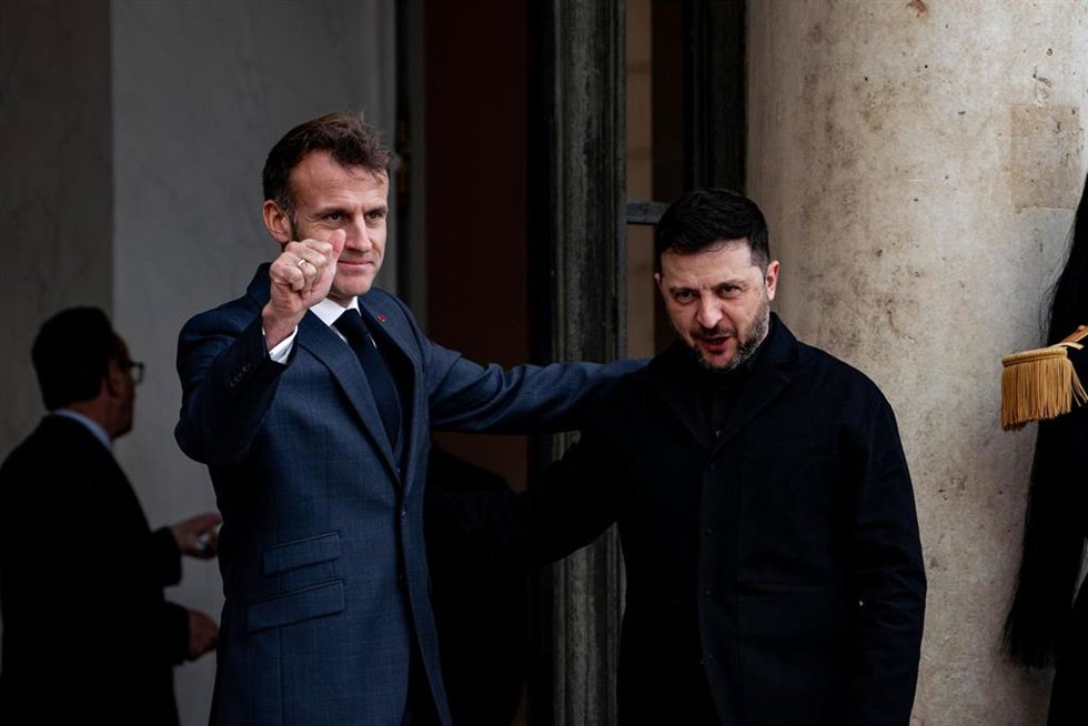 Archivo - El presidente de Francia, Emmanuel Macron, junto a su homólogo de Ucrania, Volodimir Zelenski, en una reunión en París.