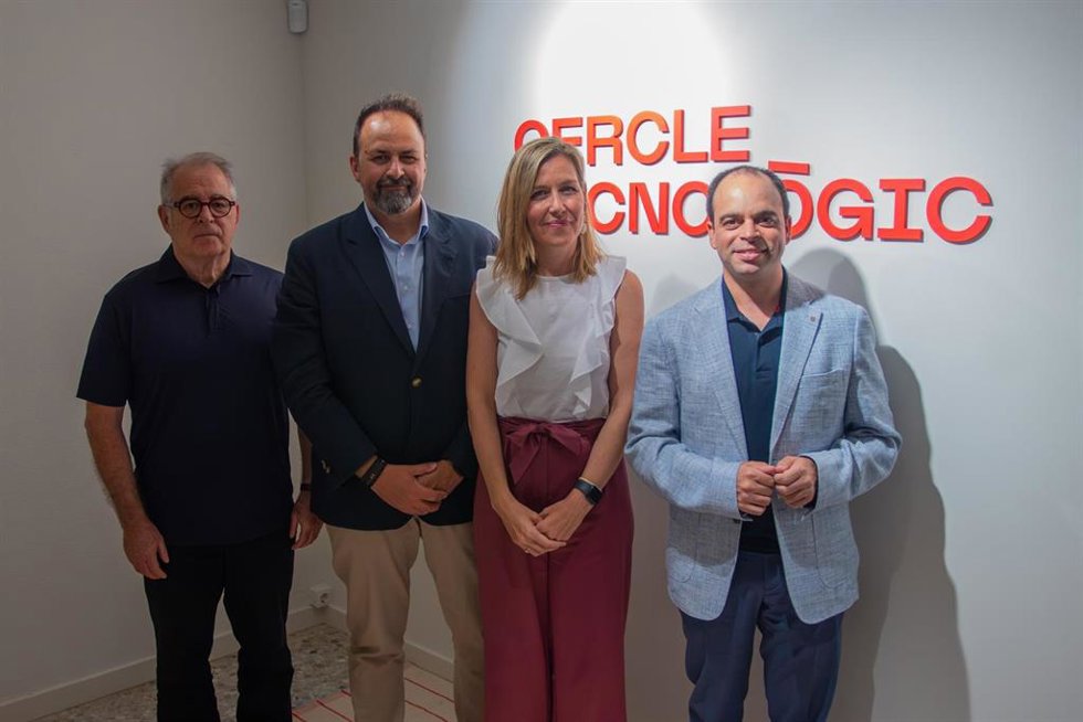 La secretaria de Políticas Digitales, Maria Galindo; el secretario de Telecomunicaciones y Transformación Digital, Albert Tort; el teniente de alcalde del Ayuntamiento de Barcelona, Jordi Valls, y el presidente del Cercle Tecnològic, Joan Ramon Barrera