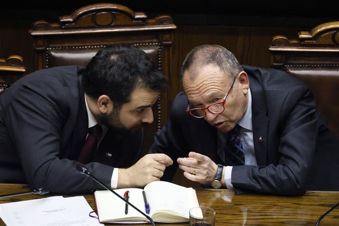 Valparaiso, 9 de junio 2026.  El subsecretario de Hacienda Juan Pablo Rodriguez y el ministro Segpres Jose Garcia en la sesion del Senado   Sebastian Cisternas/Aton Chile