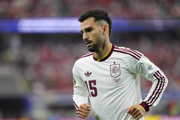 Alex Baena, da Espanha, observa durante a partida das oitavas de final da Copa do Mundo da FIFA 2026 entre Portugal e Espanha, no Dallas Stadium, em 6 de julho de 2026, em Arlington, nos Estados Unidos.
