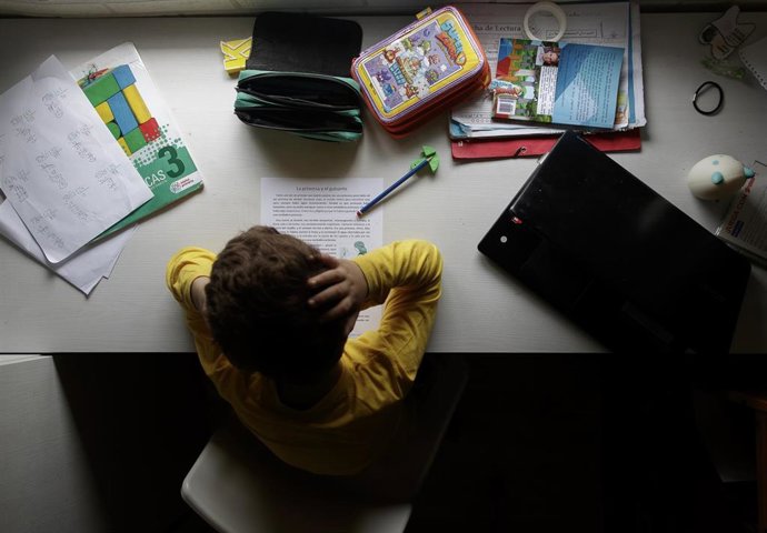Archivo - Un niño estudia y hace los deberes en casa.