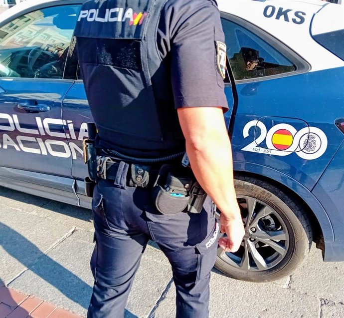 Un agente participa en un control policial. Foto de archivo.