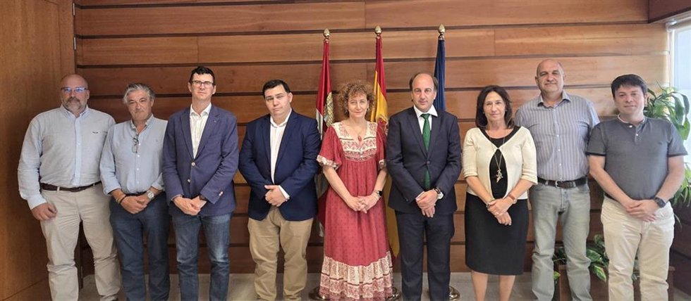 El consejero de Agricultura, Ganadería, Medio Rural y Política Ambiental, Joaquín Antonio Pino, con responsables del Colegio Oficial de Ingenieros Técnicos Forestales.