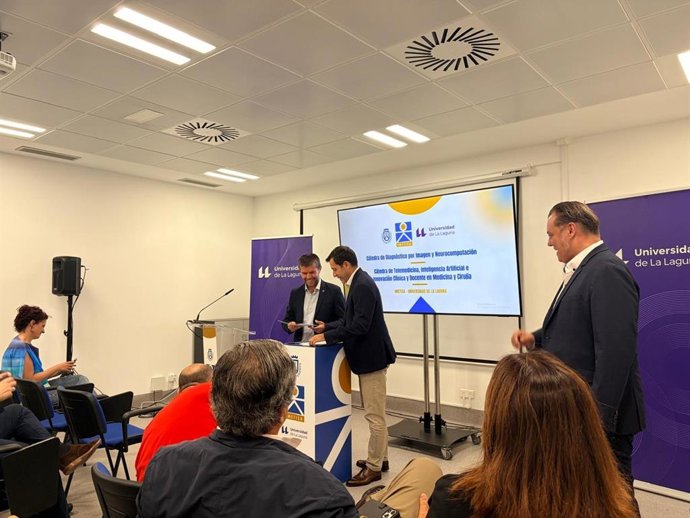 El rector de la ULL, Francisco Rodríguez, y el consejero de Innovación del Cabildo de Tenerife, Juan José Martínez, en la firma del convenio para desarrollar dos cátedras