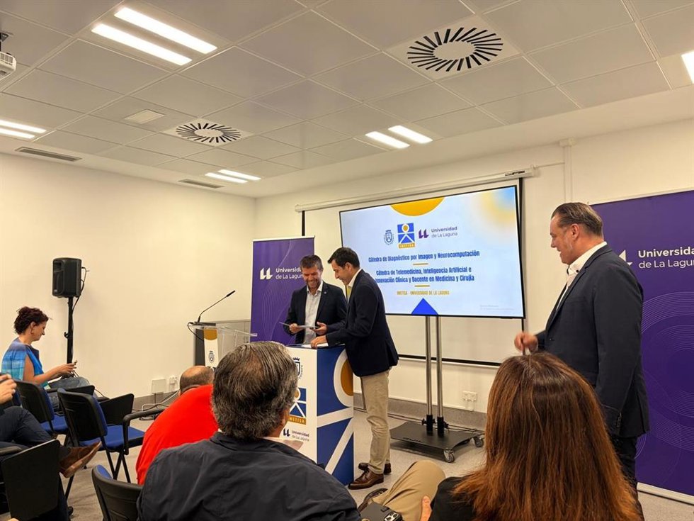 El rector de la ULL, Francisco Rodríguez, y el consejero de Innovación del Cabildo de Tenerife, Juan José Martínez, en la firma del convenio para desarrollar dos cátedras